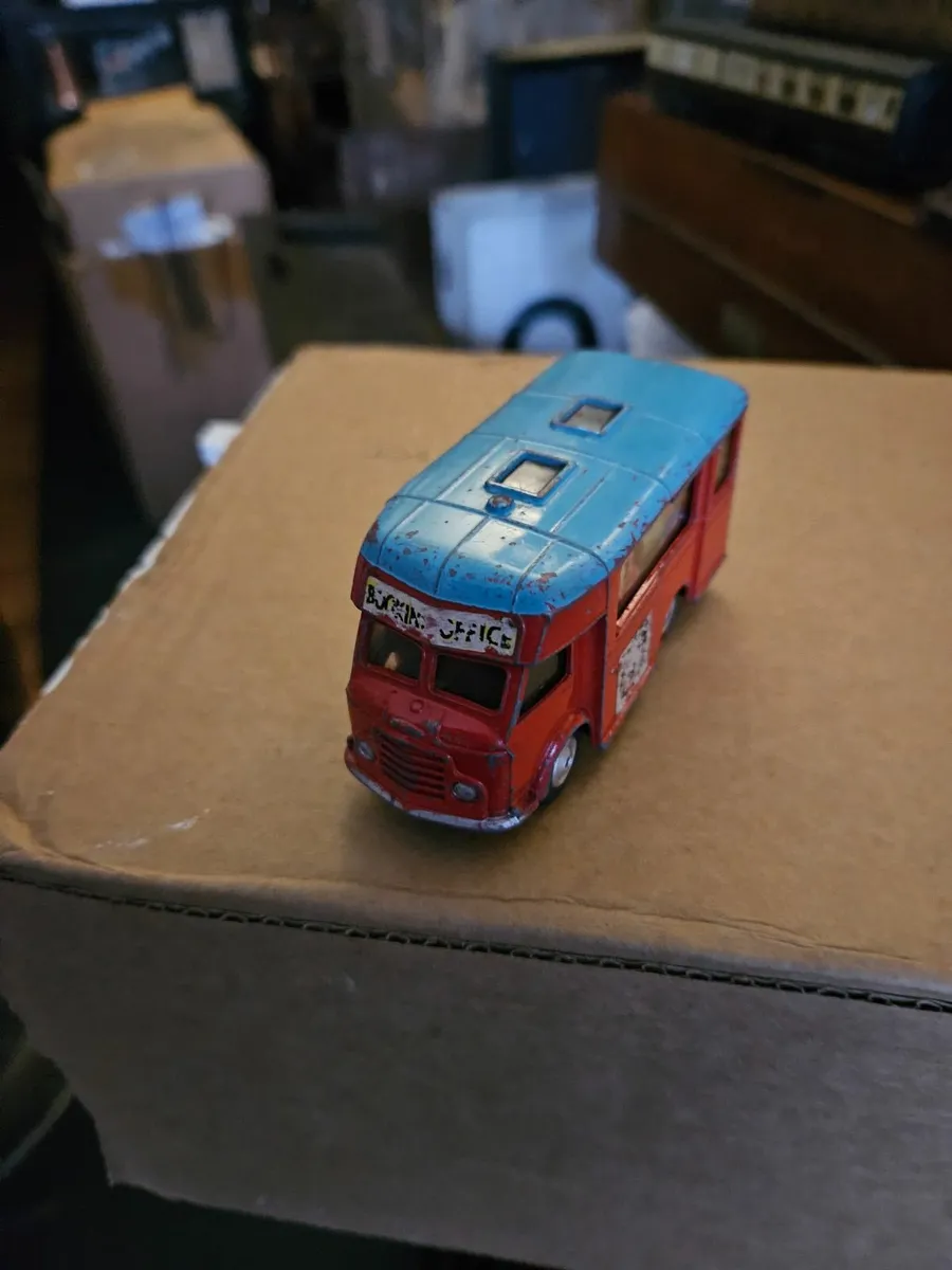 Corgi 1970's Chipperfields Circus Van - Image 3