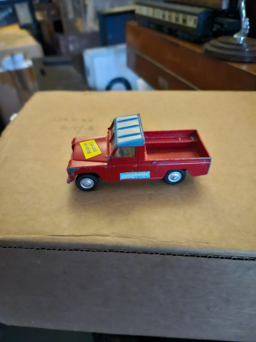Corgi 1970's Chipperfields Circus Landrover - Image 1