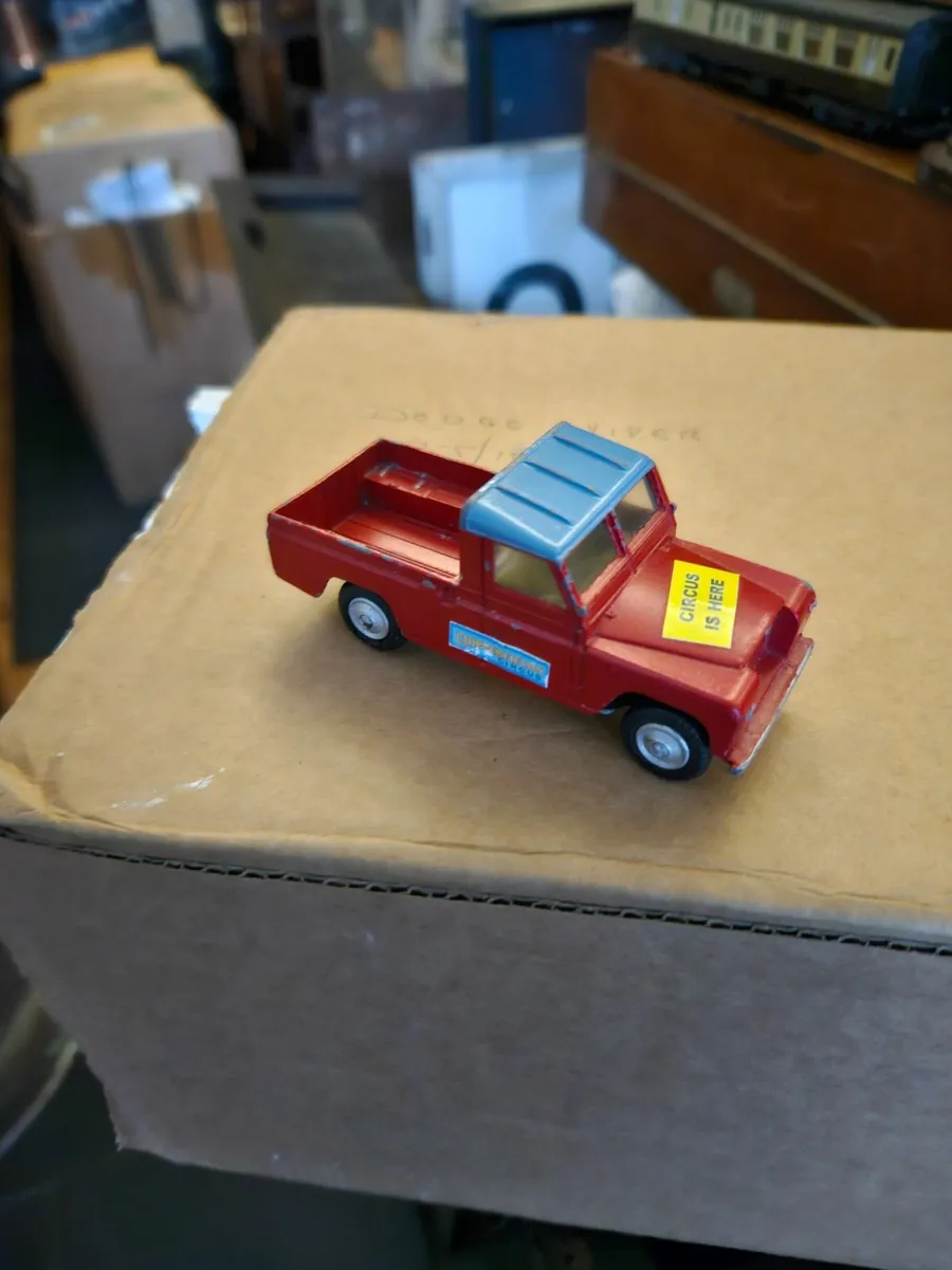 Corgi 1970's Chipperfields Circus Landrover - Image 2