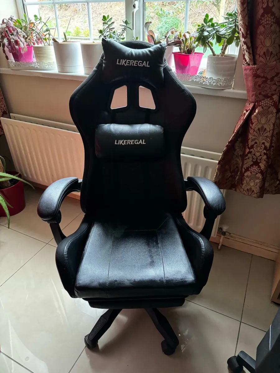 Gaming chair, black leather with lights, speakers - Image 2