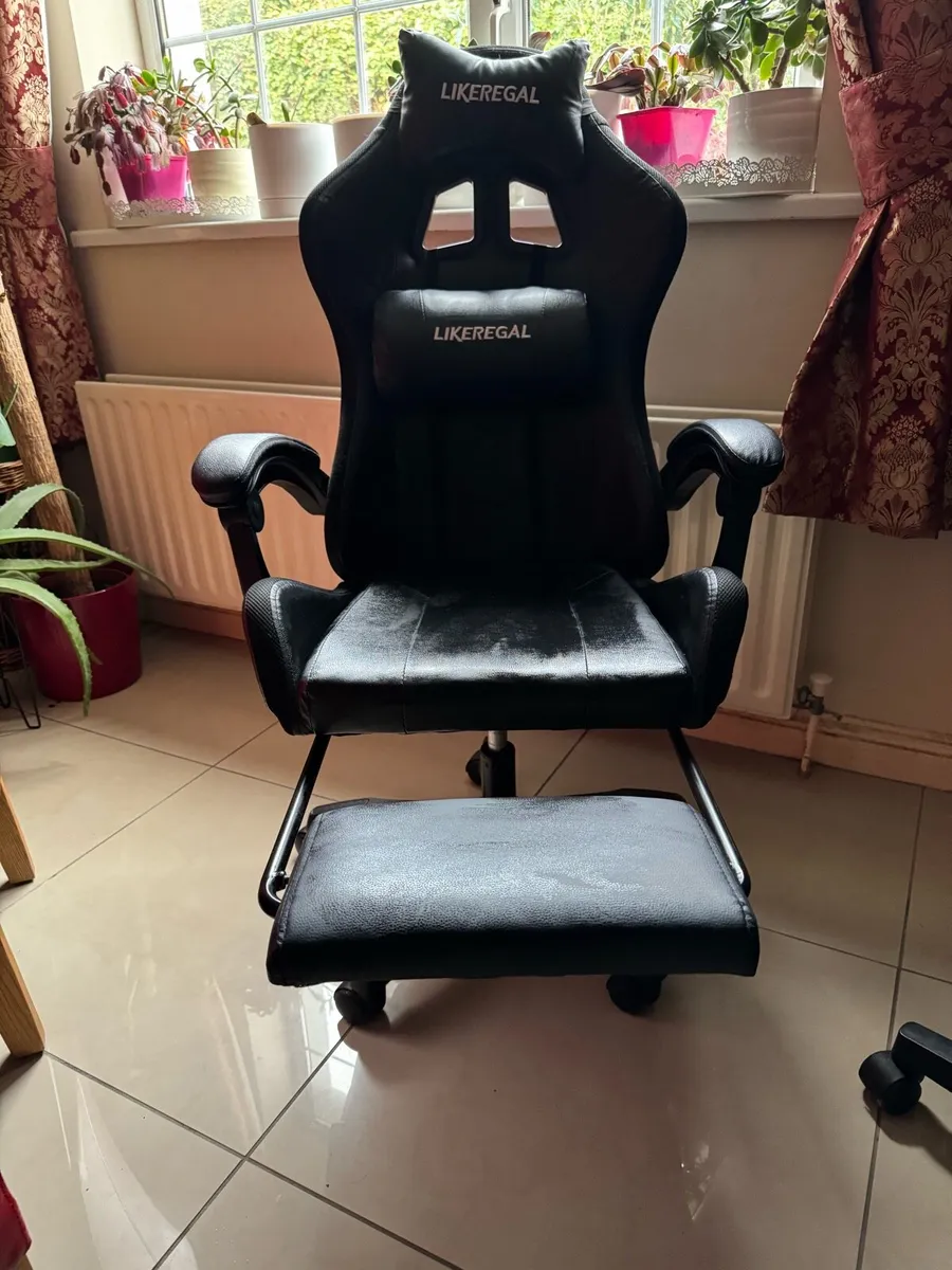 Gaming chair, black leather with lights, speakers - Image 3