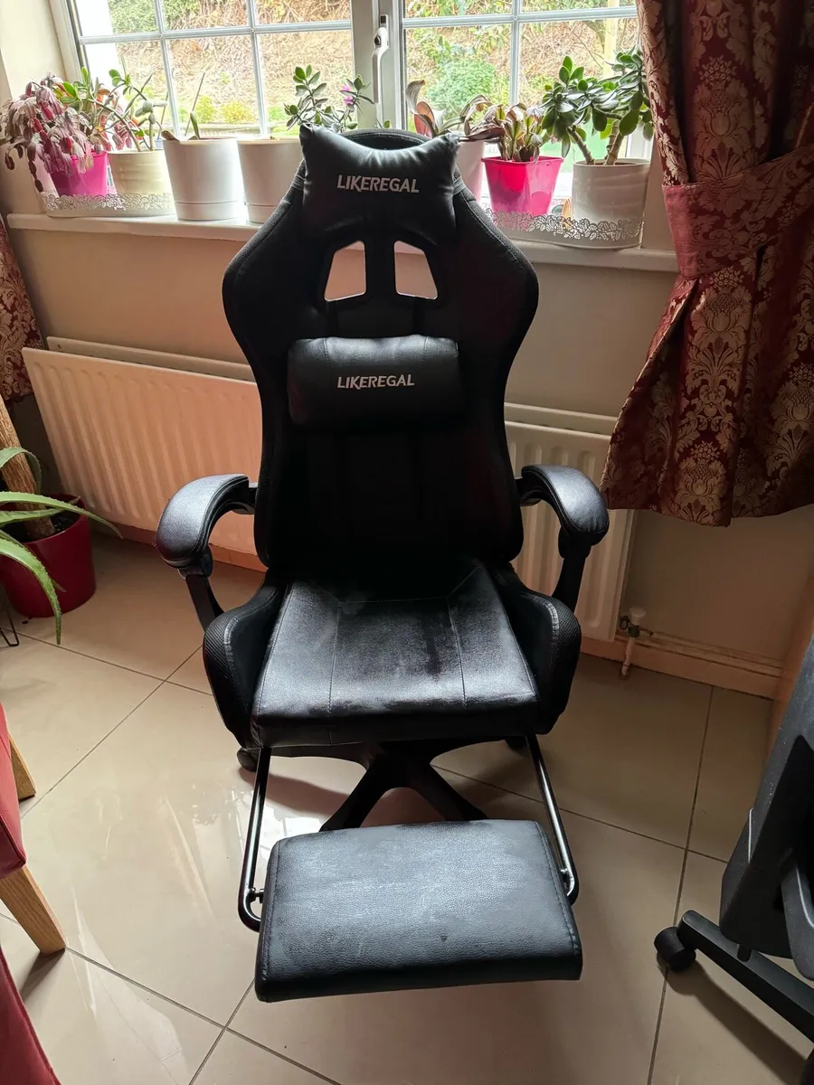 Gaming chair, black leather with lights, speakers - Image 4