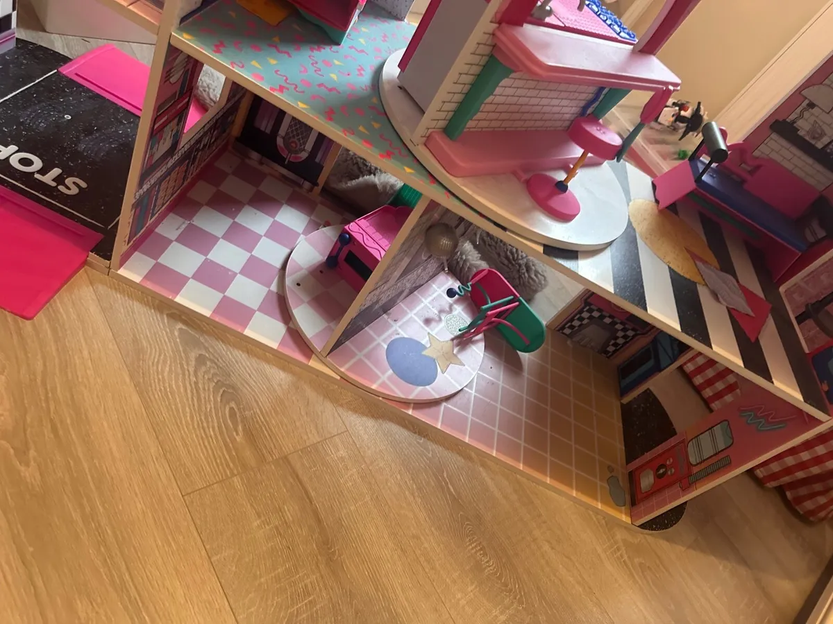 Omg doll house - Image 2