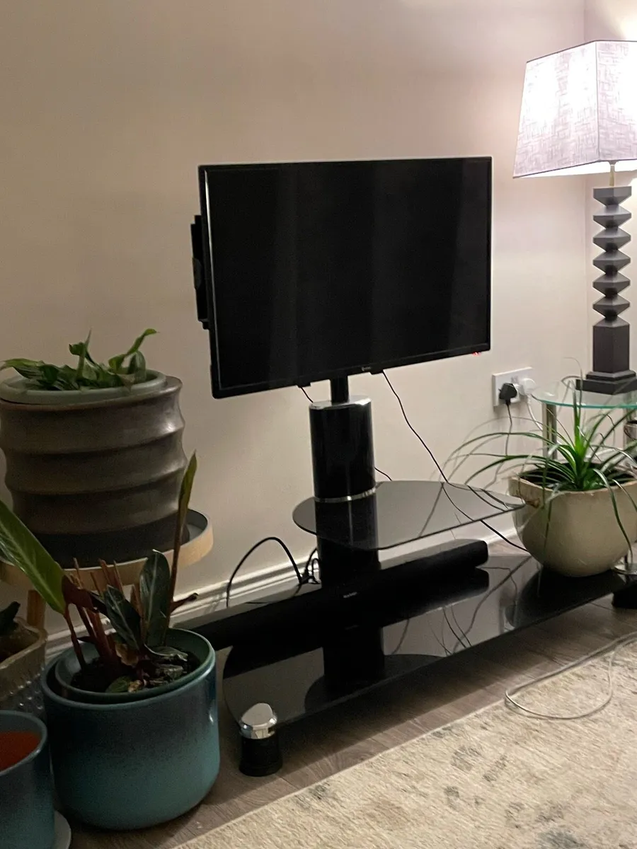 TV stand - Image 1