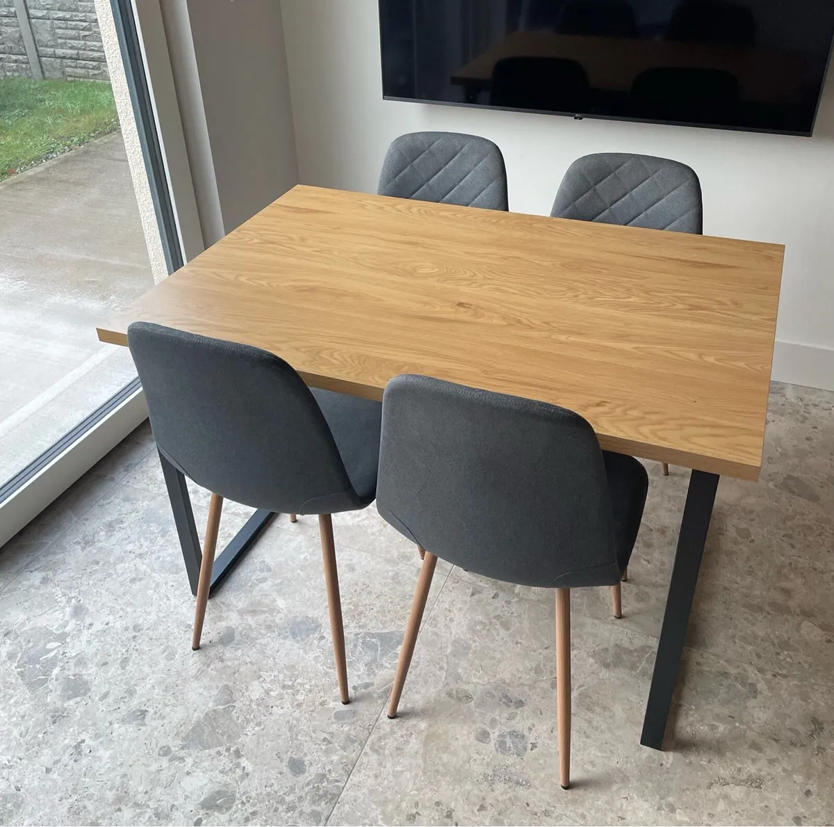 Table and 4 chairs - Image 1