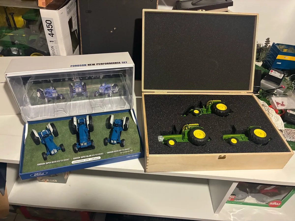 1:32 diecast models - Image 1