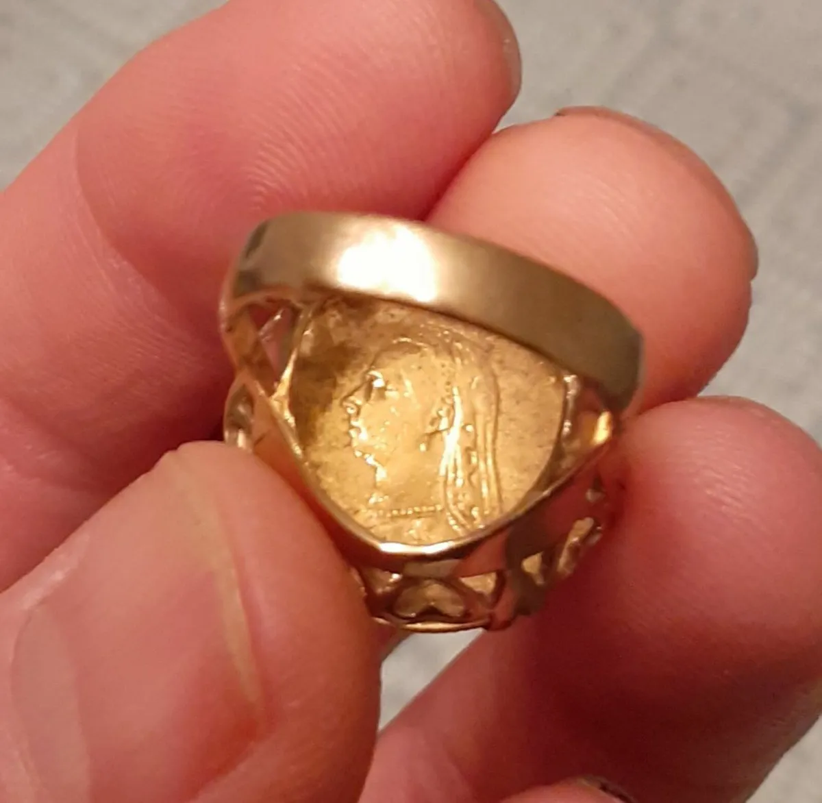 Gold Half Sovereign ring.. - Image 2