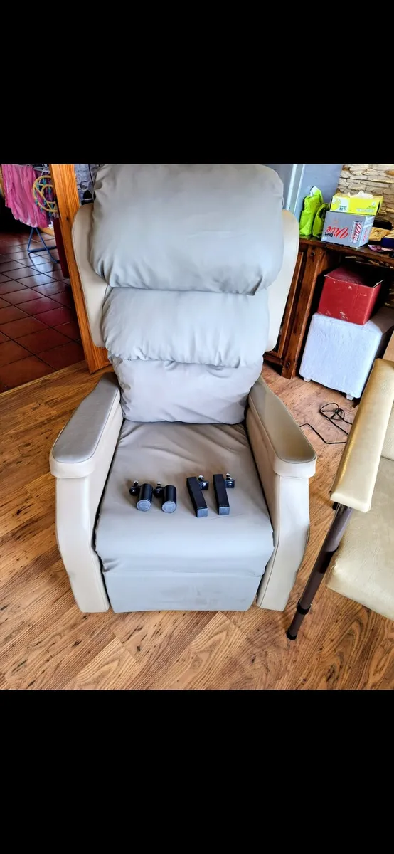 Riser recliner electric armchair - Image 1