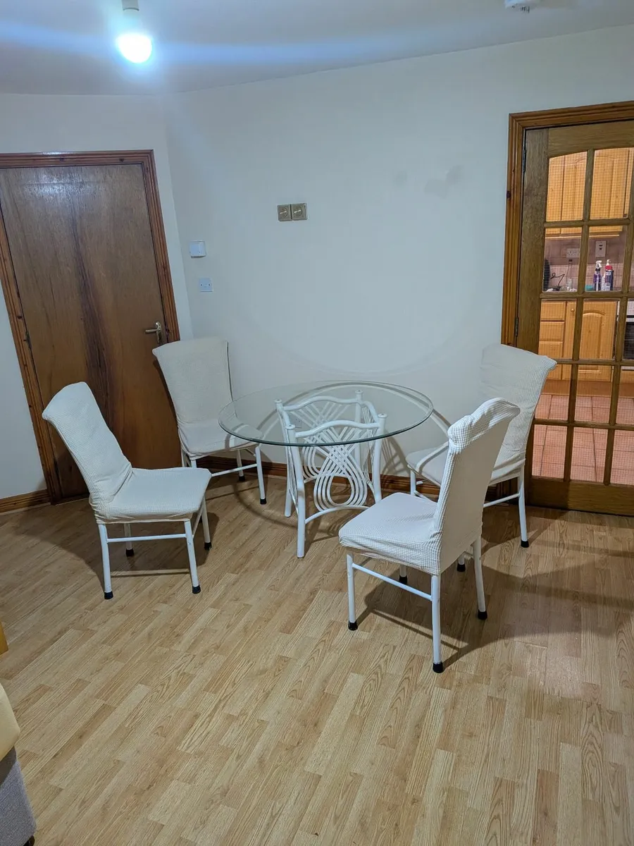 Kitchen table and chairs - Image 4