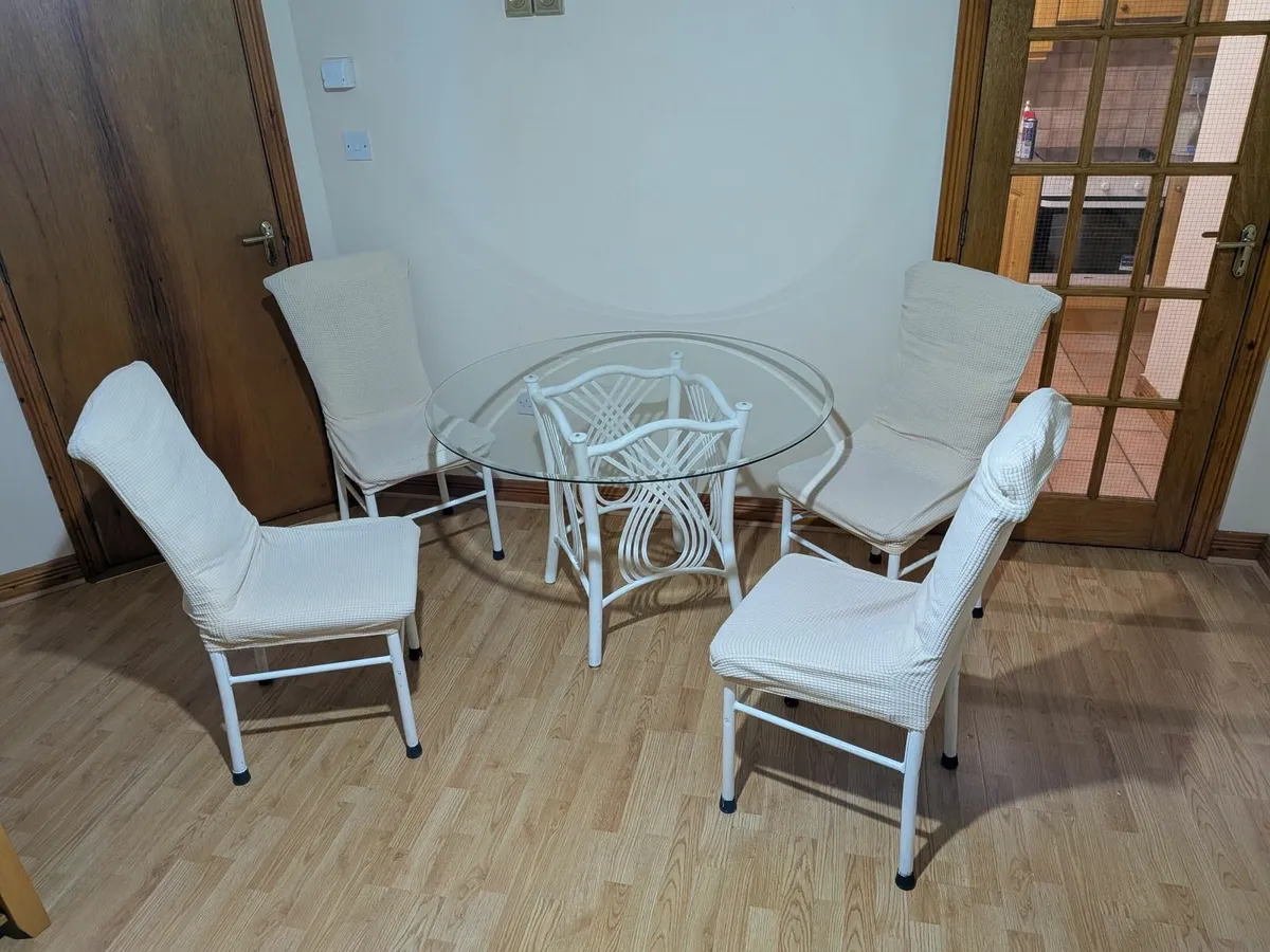 Kitchen table and chairs - Image 1