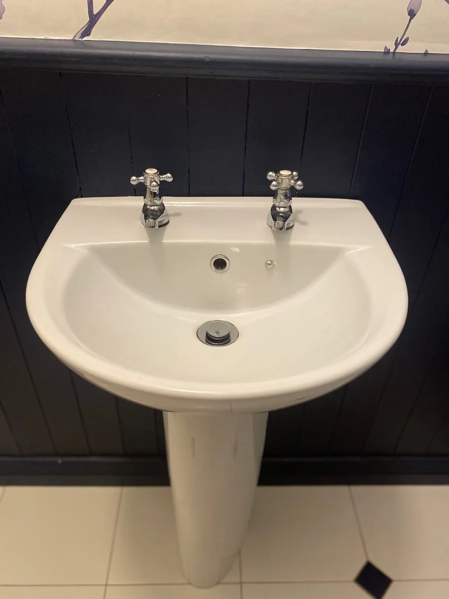 Bathroom sink with pedestal - Image 1