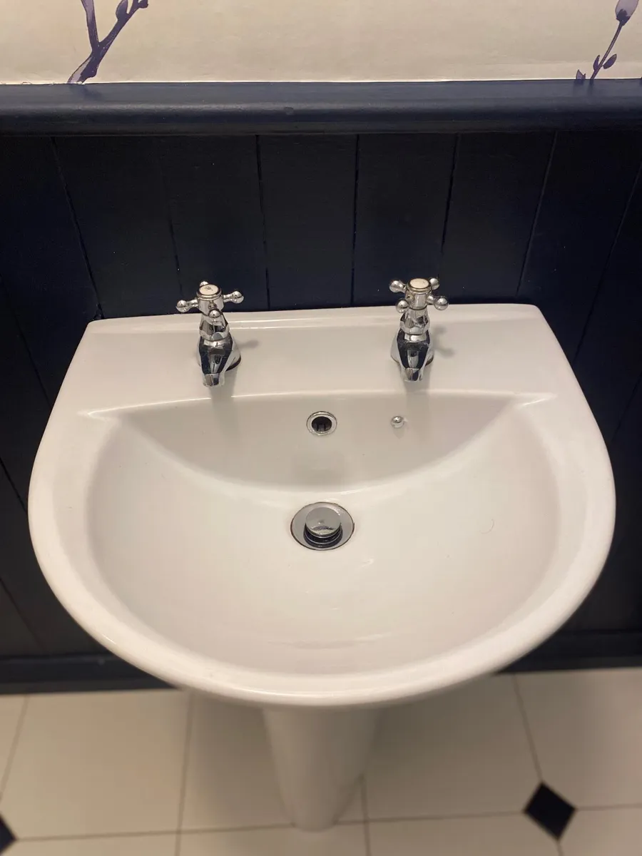 Bathroom sink with pedestal - Image 2
