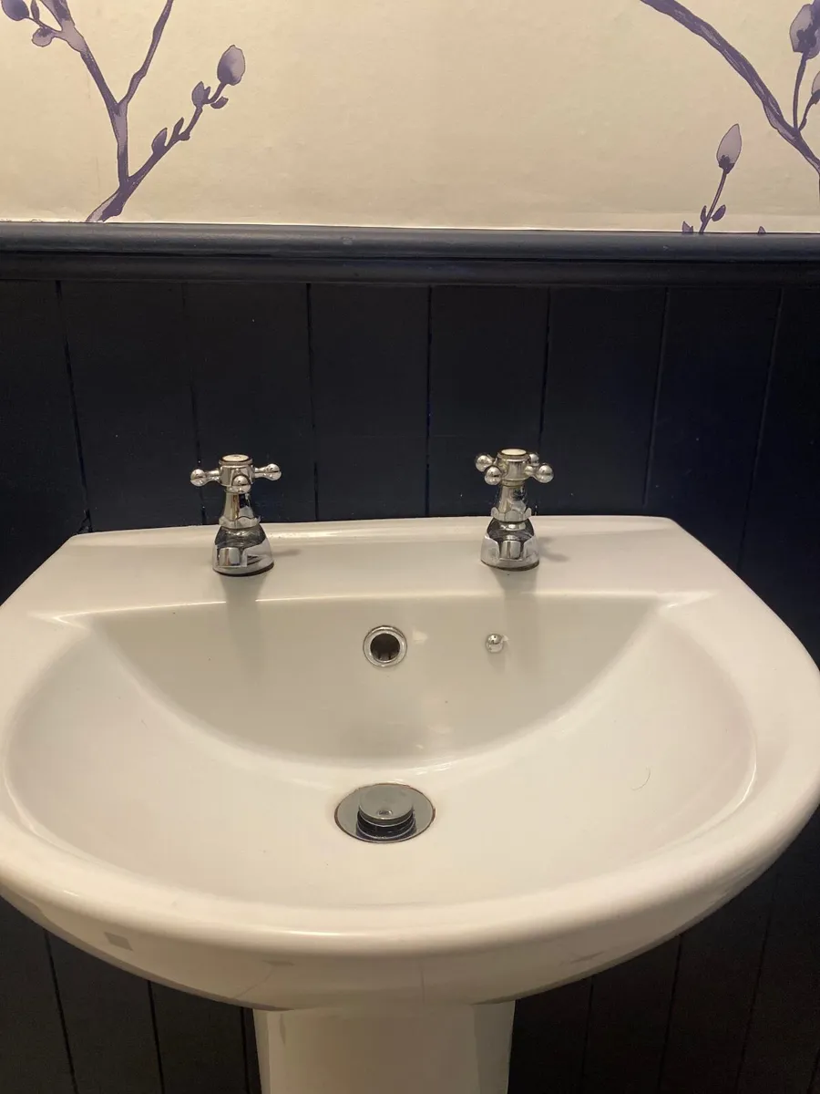 Bathroom sink with pedestal - Image 3