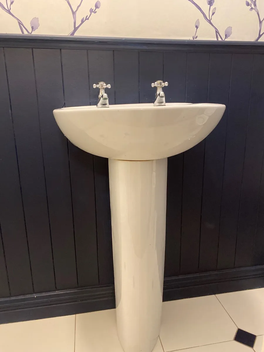 Bathroom sink with pedestal - Image 4
