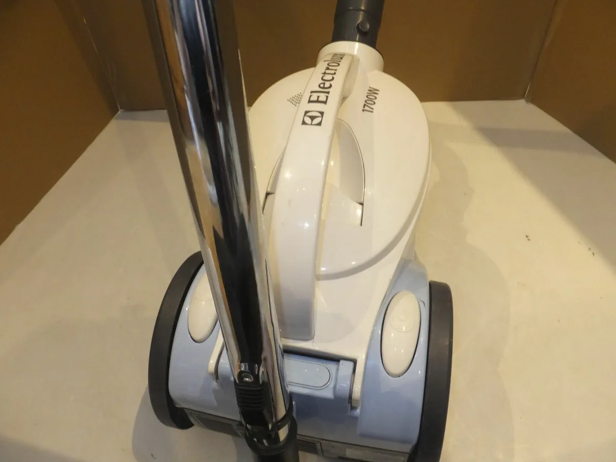 Electrolux vacuum cleaner - Image 2