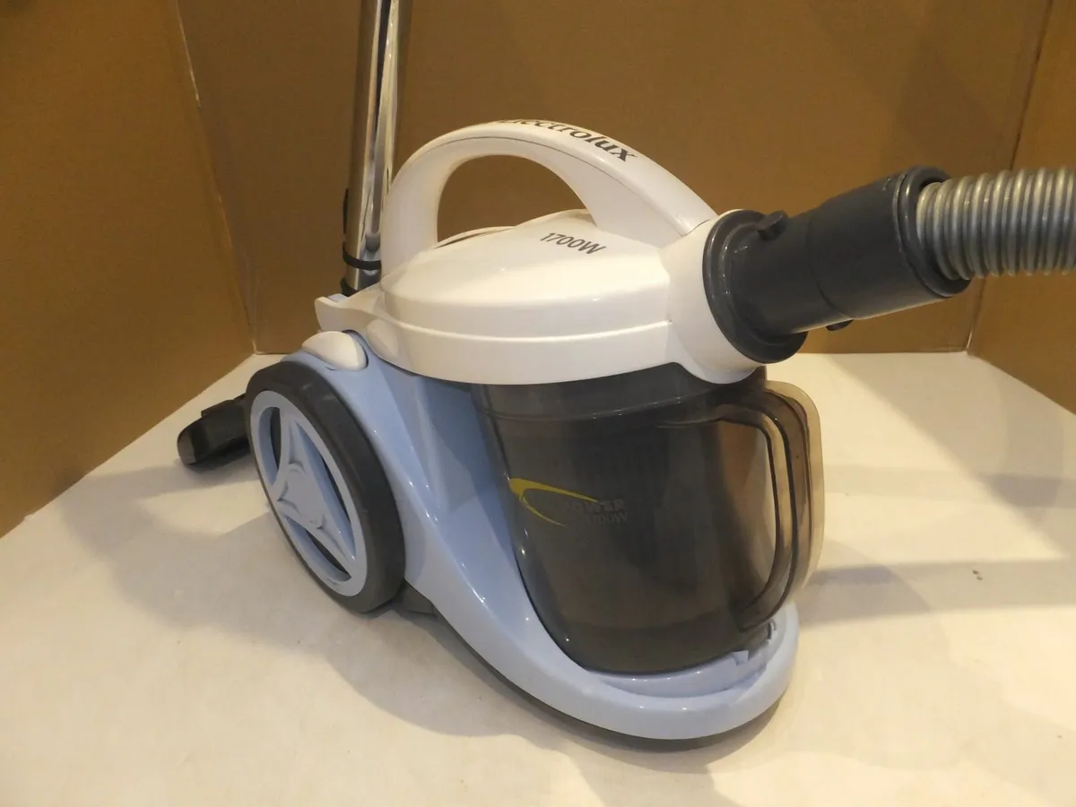 Electrolux vacuum cleaner - Image 3
