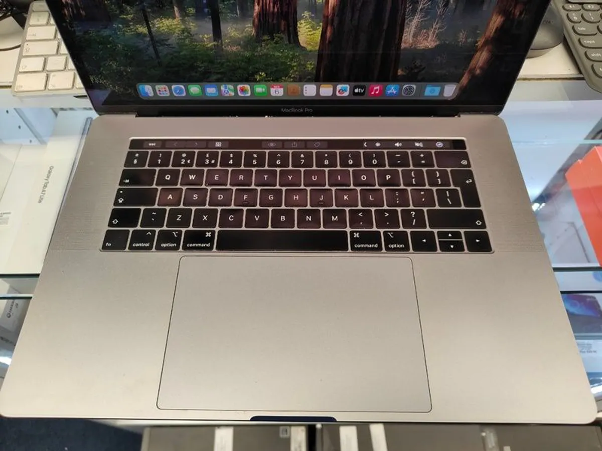 Apple MacBook Pro 15.4" 2018, 6 Core i7 2.2GHz 16GB 500GB A1990 Touch Bar (Battery Cycle: 422) - Image 4