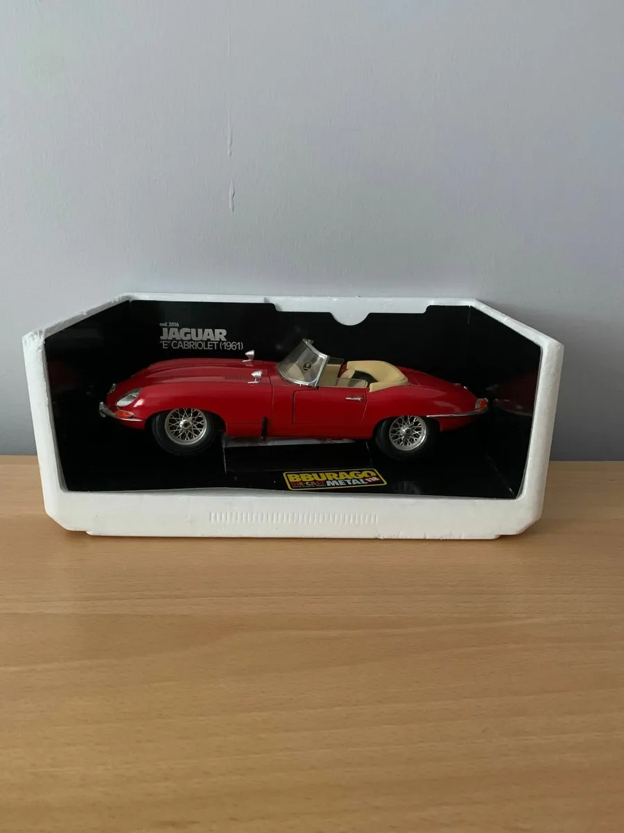 1961 Jaguar E Cabriolet 1/18 Burago Model Car - Image 3