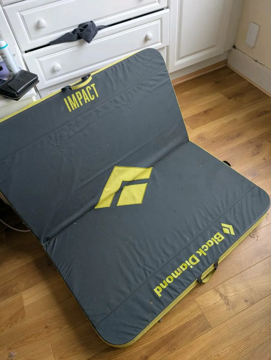 Two bouldering crash pads - Image 1