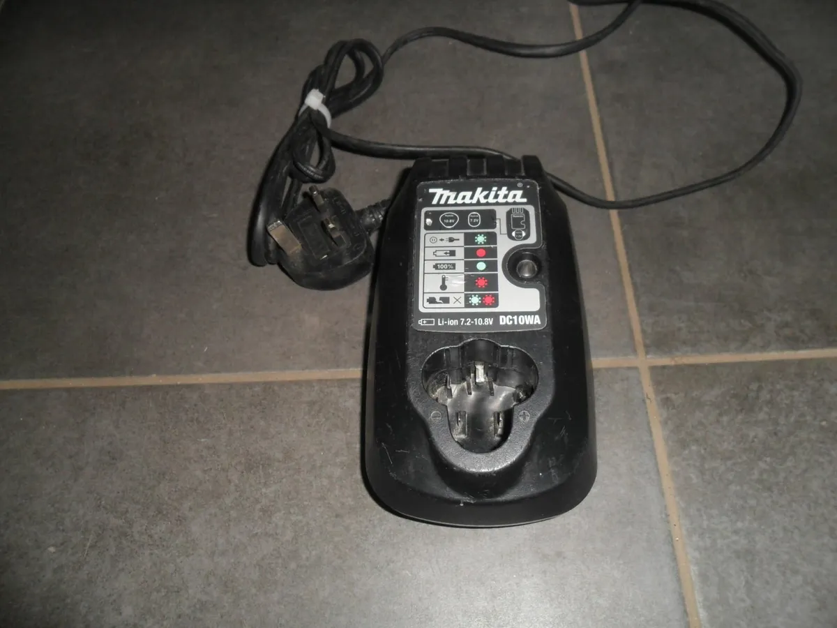 Makita battery charger - Image 1