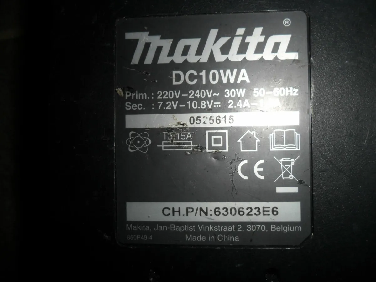 Makita battery charger - Image 3