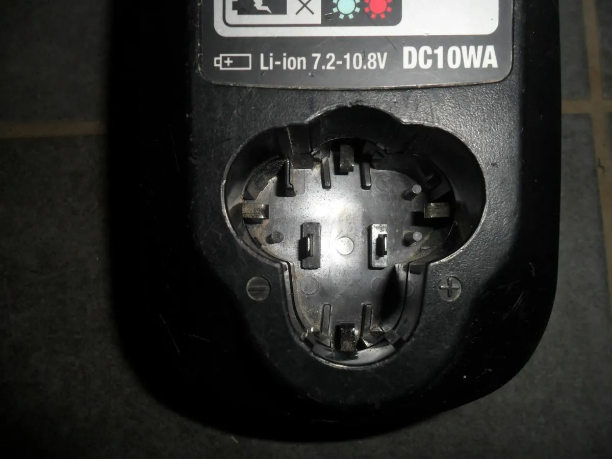 Makita battery charger - Image 4
