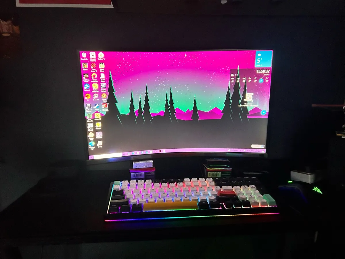 Samsung 24” Curved Monitor - Image 1