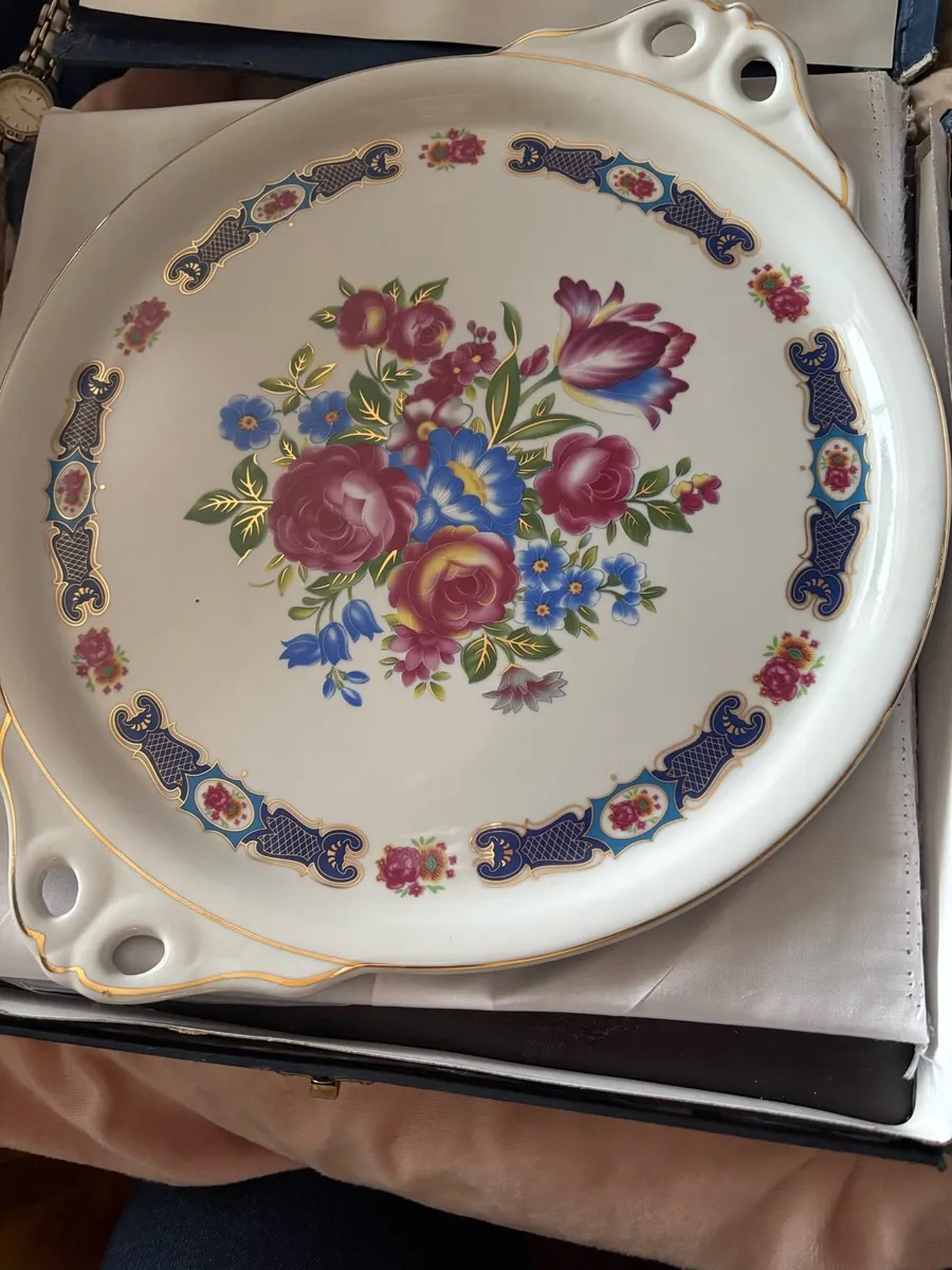 Vintage cake plate & utensils - Image 1