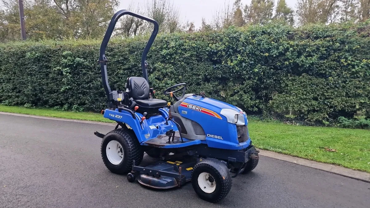 ISEKI Compact Tractor ride on mower lawnmower - Image 3