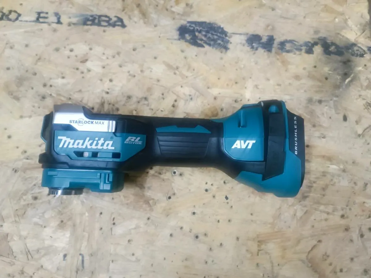 Makita dtm52 multi tool