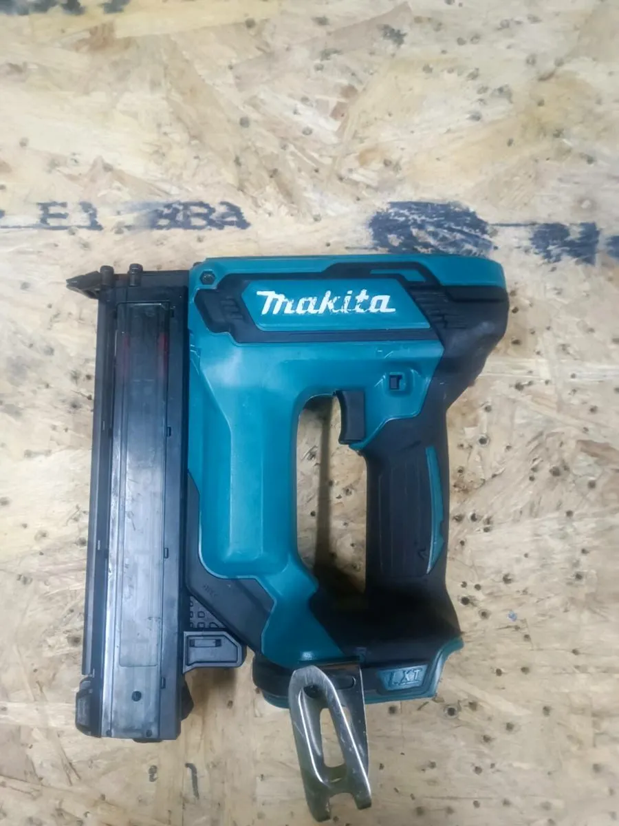 Makita dfs350 18ga pin gun.