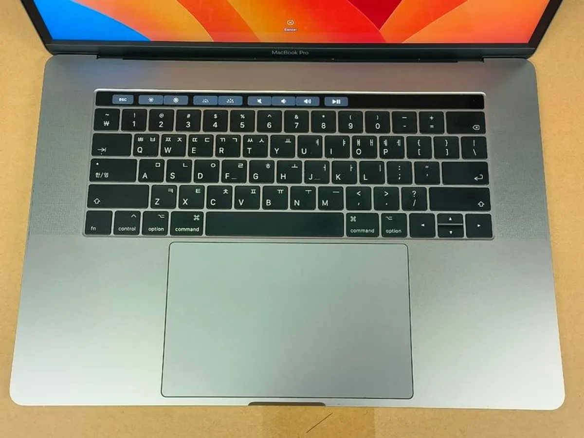 Touch Bar Apple MacBook Pro Retina 15.4in 2017 512GB SSD 16GB Ram 2.9GHz Core i7 (Battery Cycle: 166) - Image 4