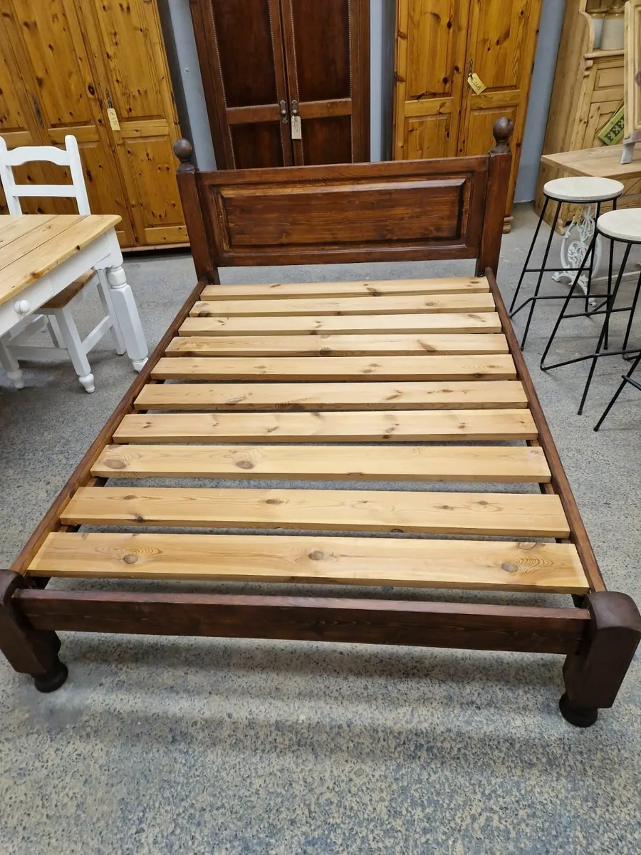 Double bed, matching bedside lockers - Image 3