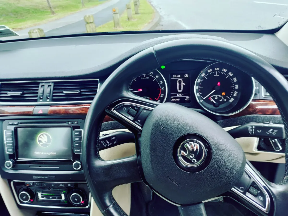 Skoda Superb 2014 - Image 1