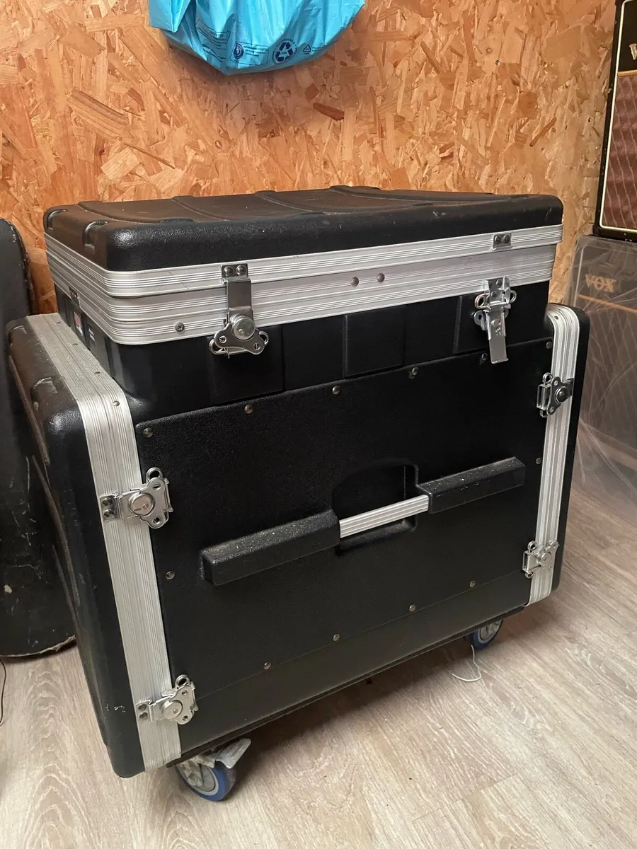 Yamaha 01V96 digital mixer and flight case - Image 4