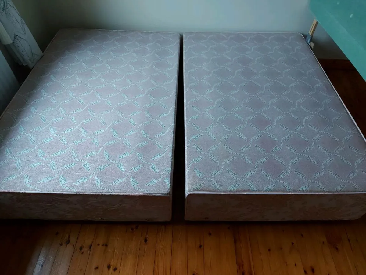 King devane bed and headboard - Image 1