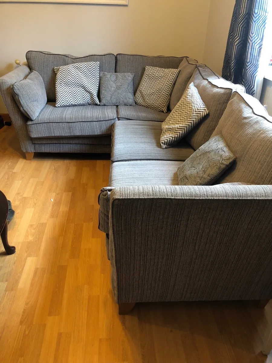 Corner couch - Image 1