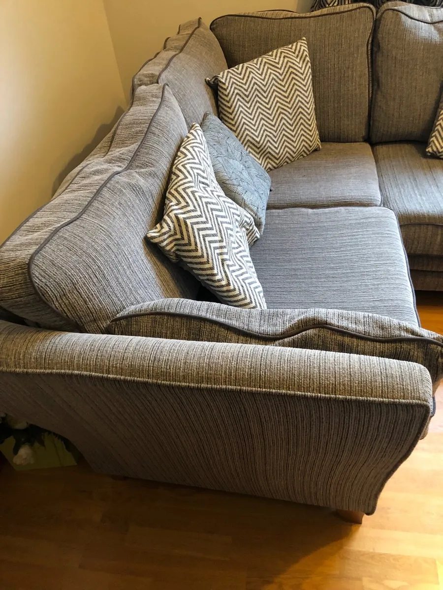 Corner couch - Image 2