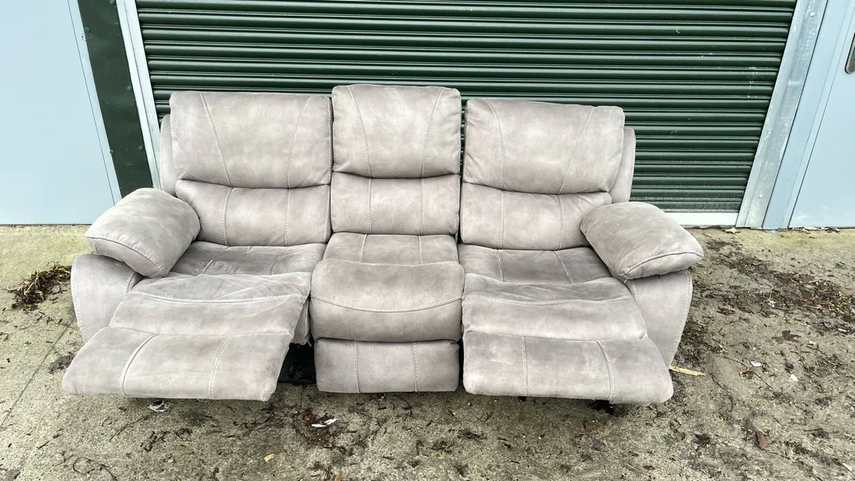 Gorgeous Recliner sofa - Image 1