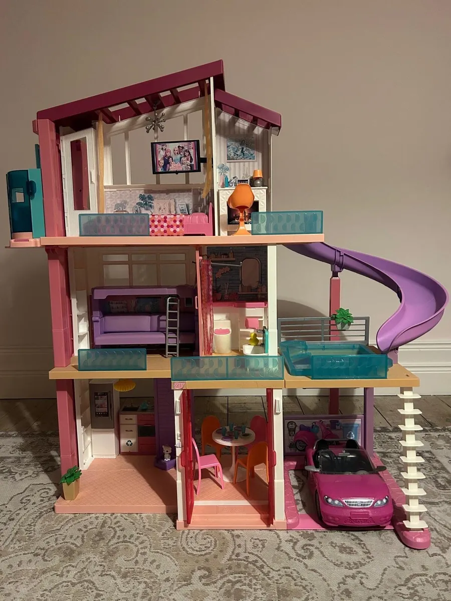 Barbie Dream House and accessories - Image 1