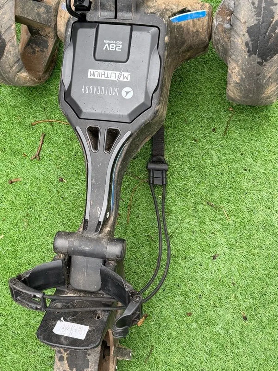 Motocaddy M5 GPS Electric Golf Trolley - Image 3