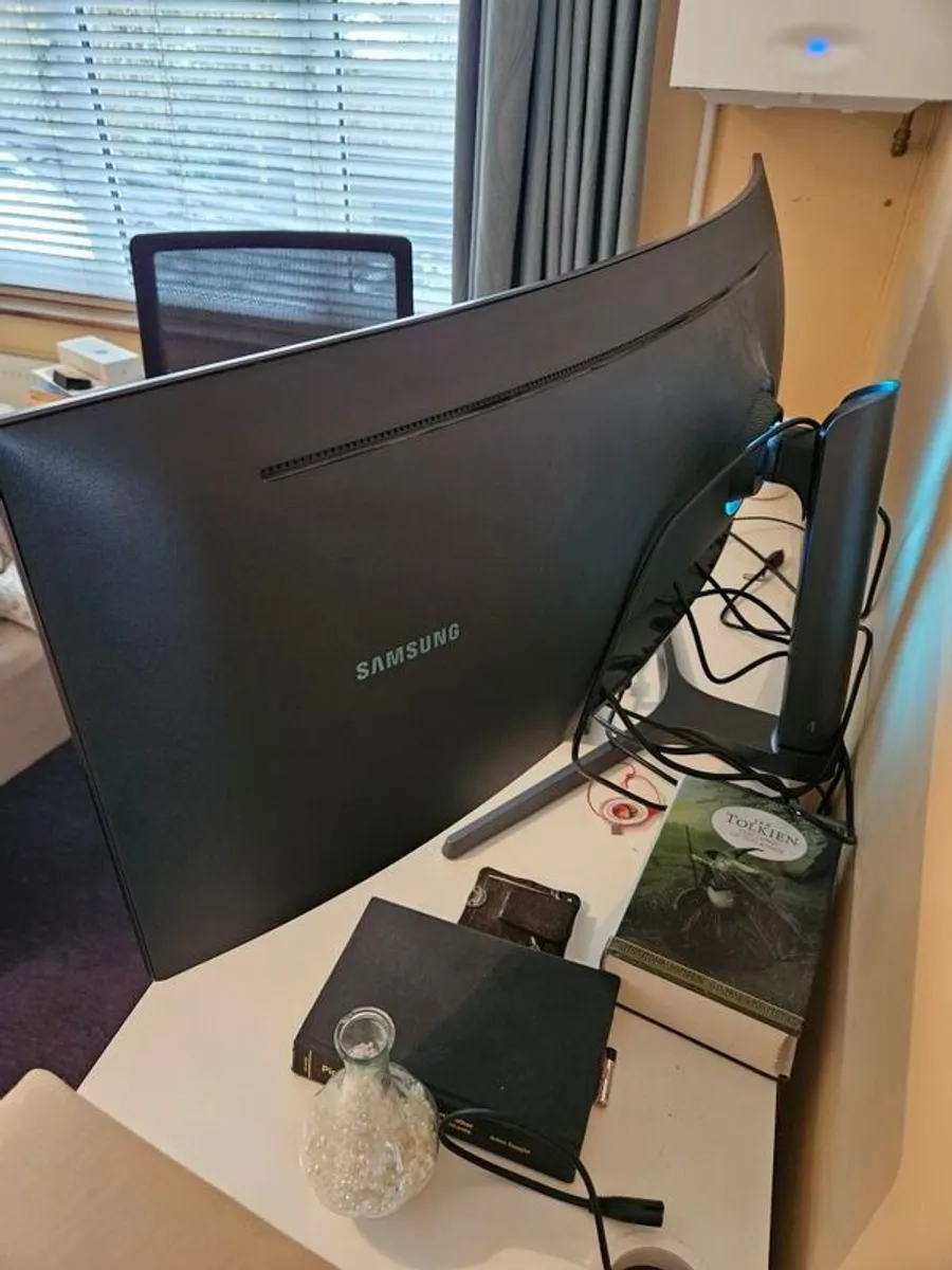 Samsung 49" CRG9 Curved Gaming Monitor - Image 3