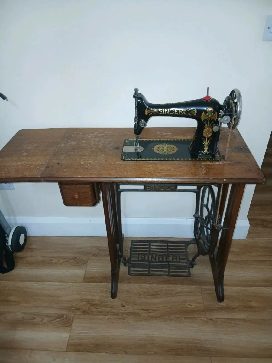 Vintage singer sewing machine 1920s - Image 1
