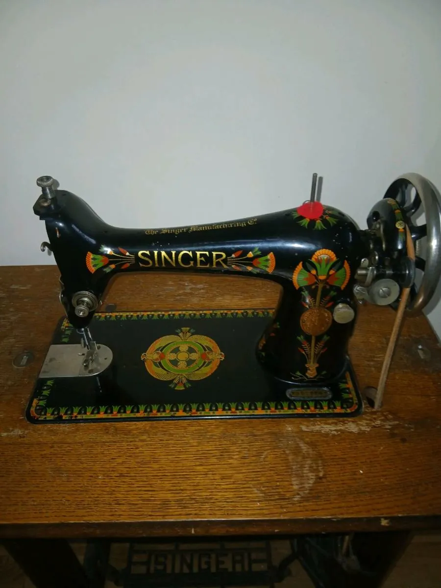 Vintage singer sewing machine 1920s - Image 2