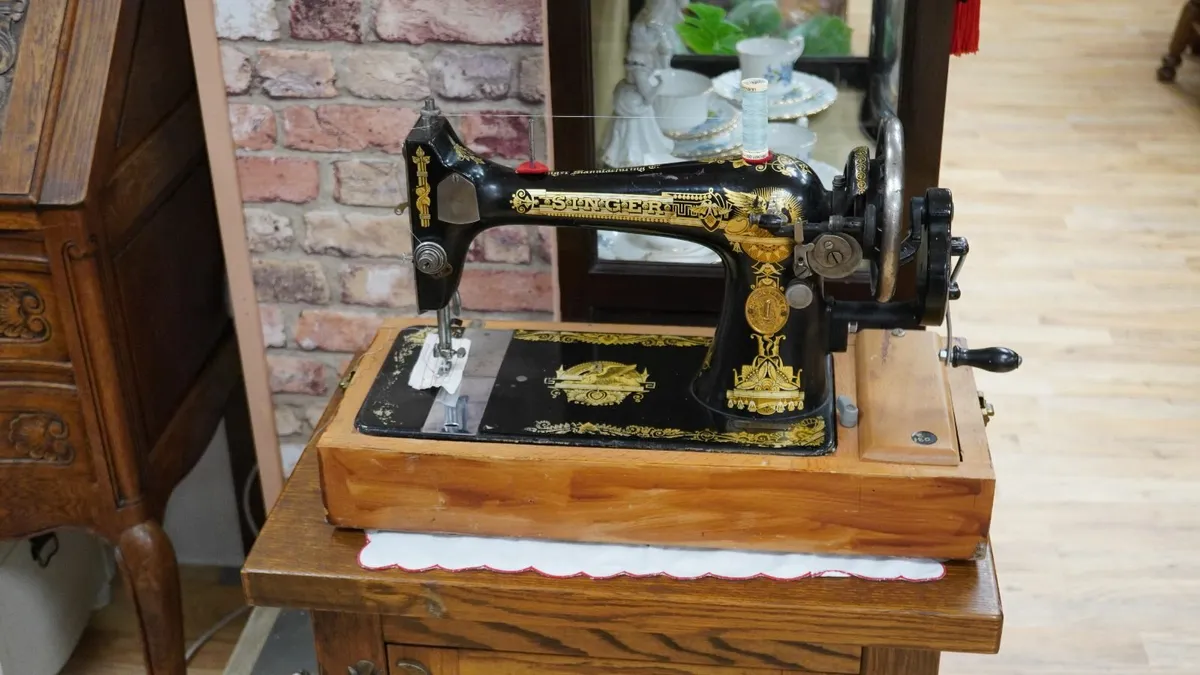 Vintage Singer Hand-Crank Sewing Machine - Image 1