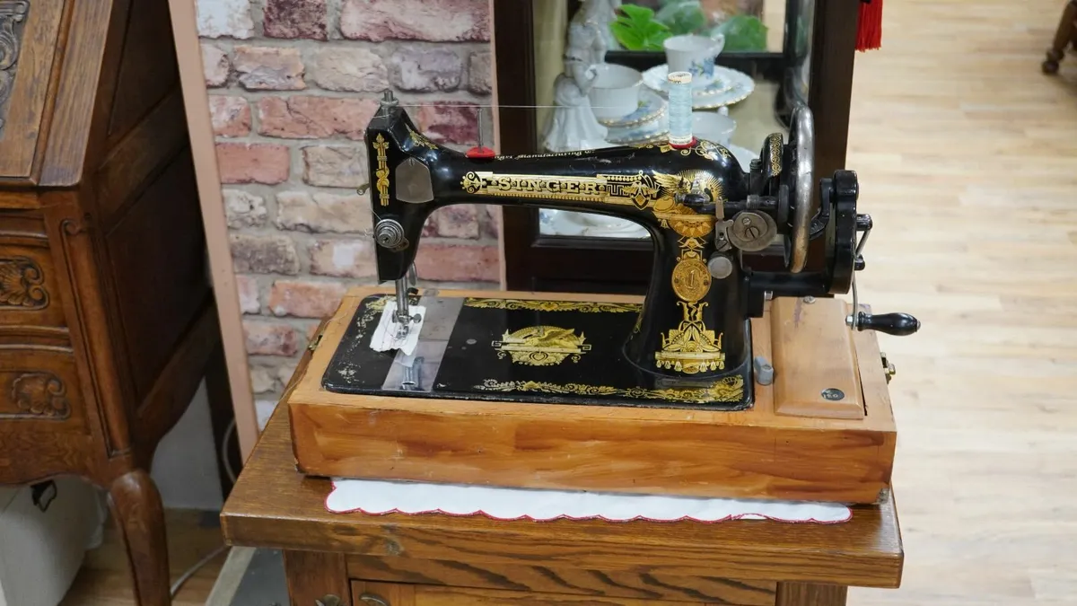 Vintage Singer Hand-Crank Sewing Machine - Image 2