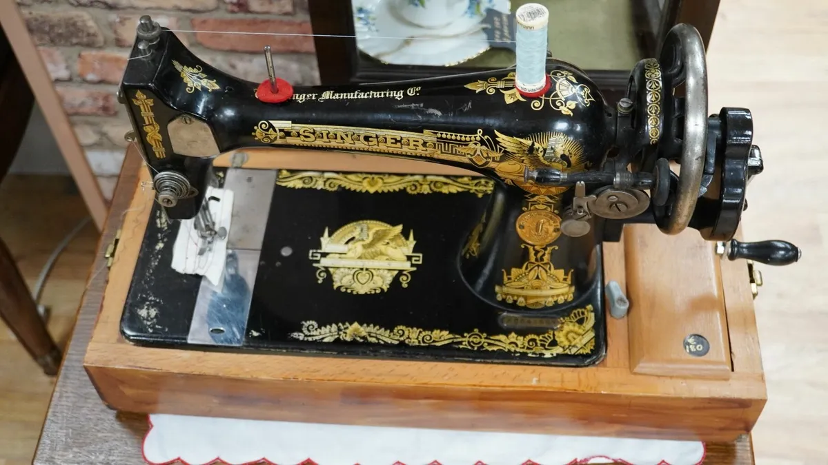Vintage Singer Hand-Crank Sewing Machine - Image 3