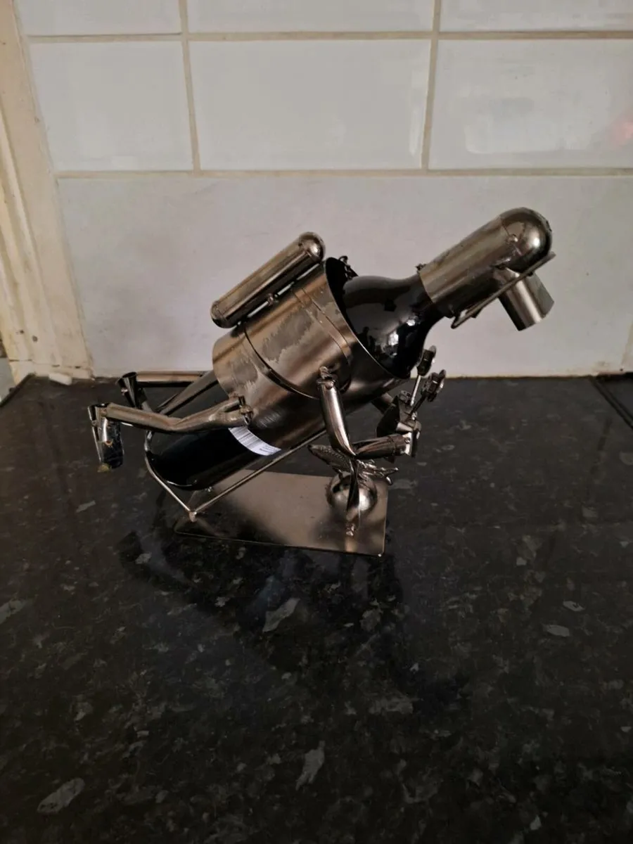 Novelty metal wine bottle holder - Image 1