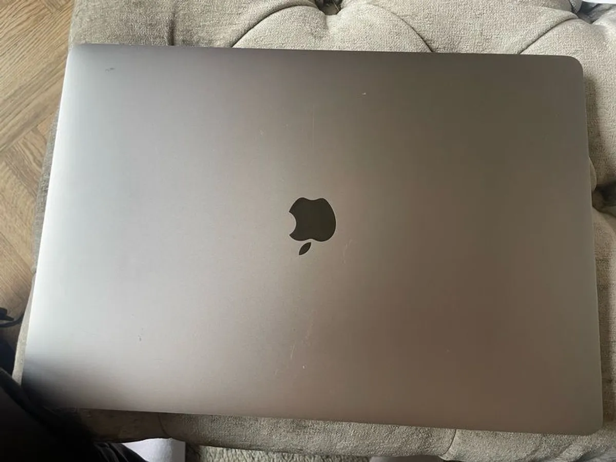 MacBook Pro 16" - Image 2