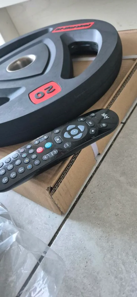 Brand new 2x20 kilo Olympic tri grip weight plates - Image 2